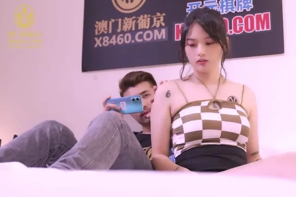 Eny đến thăm chị gái nhưng chỉ có mỗi bồ của chị gái ở nhà video